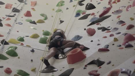 aventura de escalada en interiores en una configuración de pared diversa