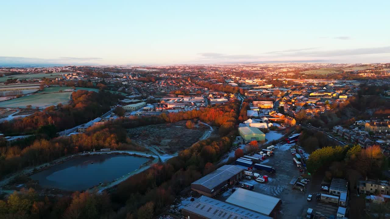 el amanecer en una mañana de invierno muy fría en yorkshire, reino unido