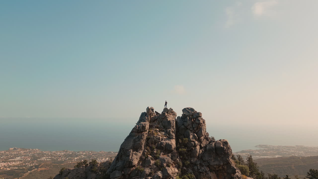 키프로스 의 정상 을 정복 하는 산악인