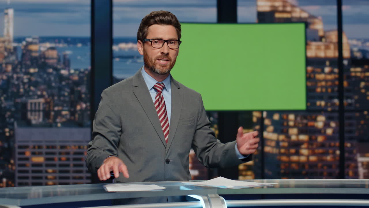 el locutor de noticias muestra una pantalla de maqueta reportando noticias de última hora en el estudio del canal de televisión