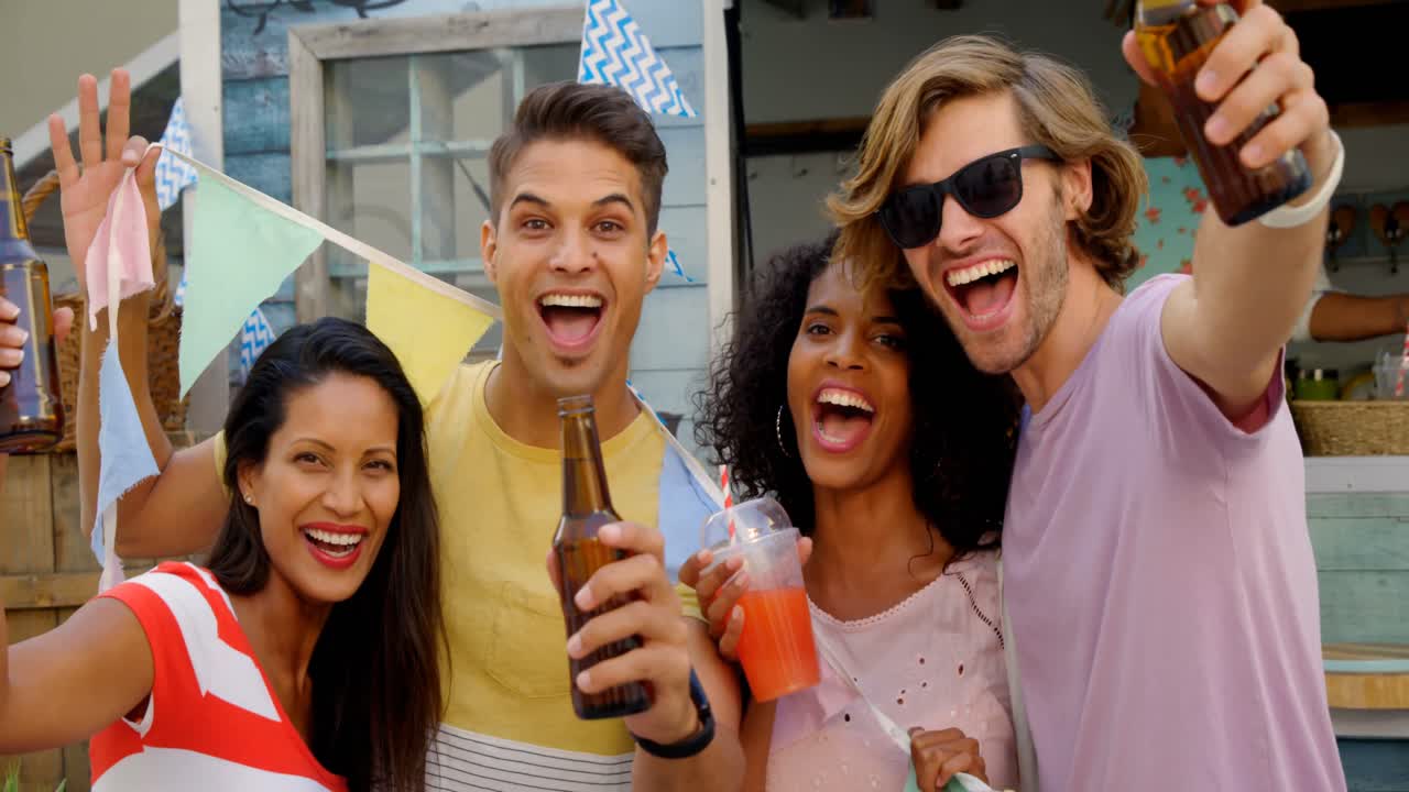 retrato de amigos felices posando con bebidas