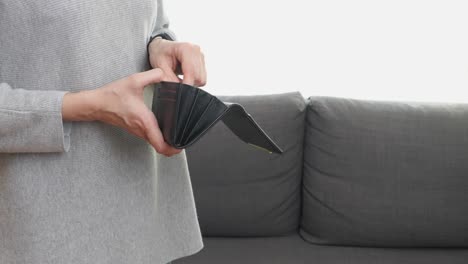 adolescente pidiendo dinero a su madre. la madre cuenta el dinero en su billetera y le da dinero a su hijo. la mano de la mujer le da al niño un billete de un dólar, dinero de bolsillo