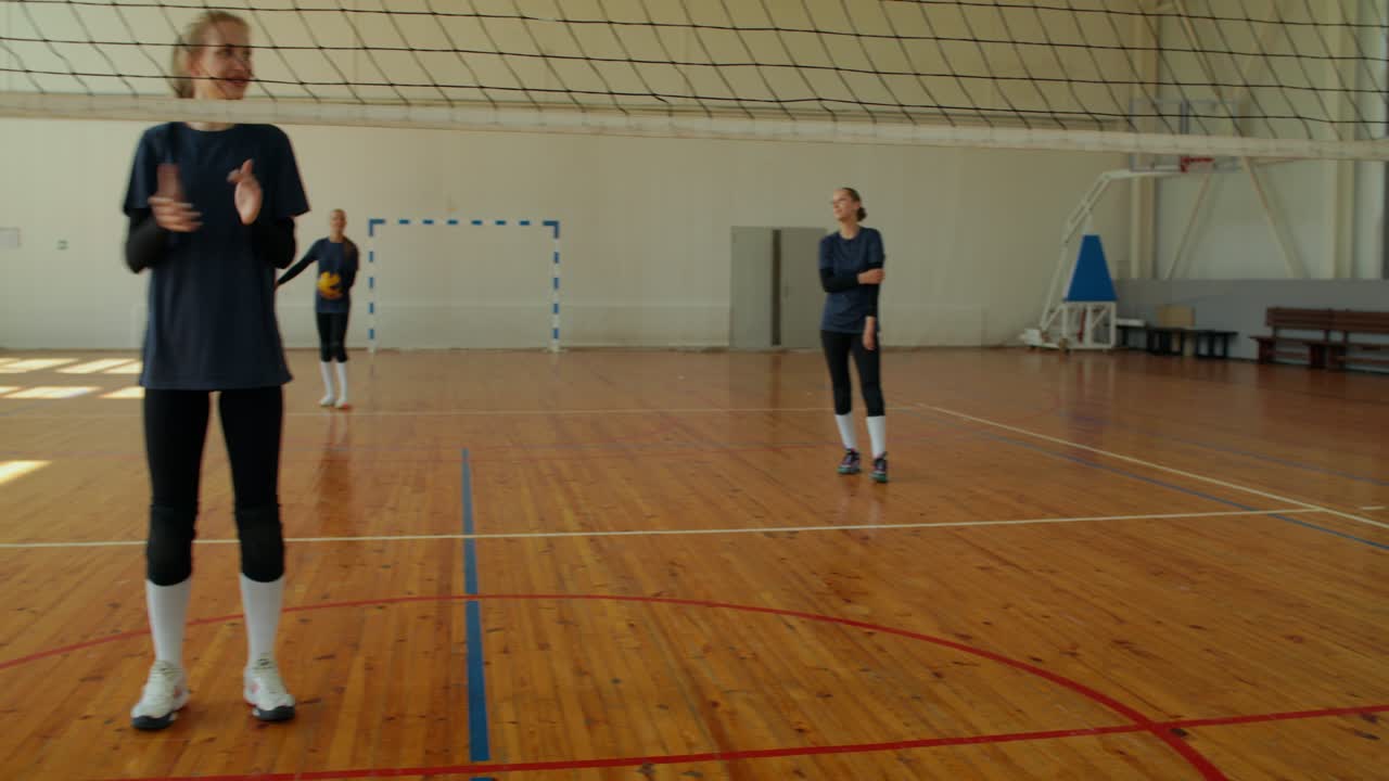Allenamento indoor di una squadra di pallavolo