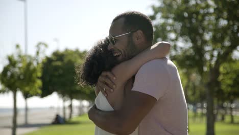una feliz pareja multiétnica abrazándose