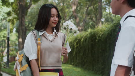 Niña-Recibiendo-Ramo-De-Flores