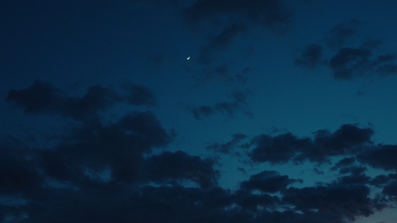 la luna en una noche de aurora