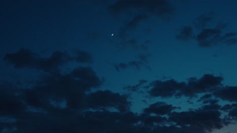 la luna en una noche de aurora