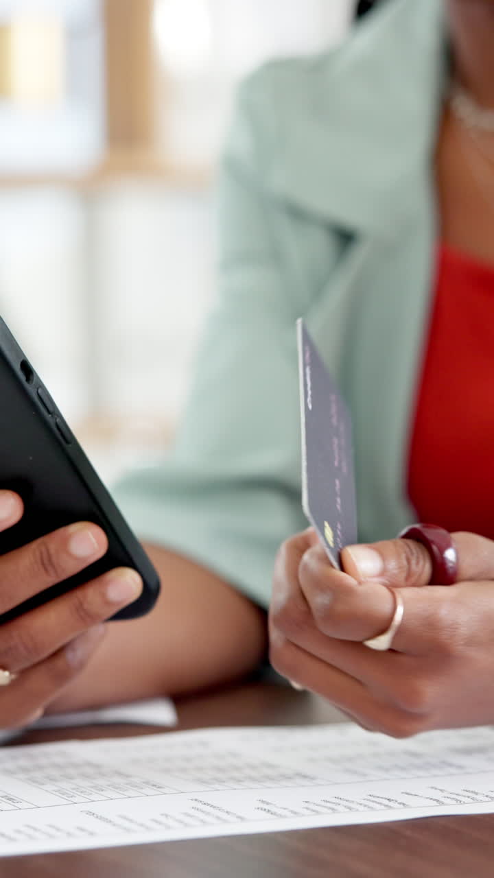 Persona che effettua un pagamento online con smartphone e carta di credito