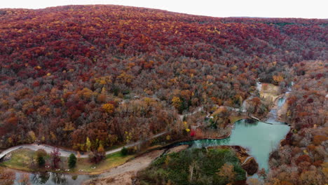 Paisaje-Natural-Idílico-Durante-El-Otoño-En-El-Parque-Estatal-Devil&#39;s-Den,-Arkansas,-EE.UU.---Toma-Aérea