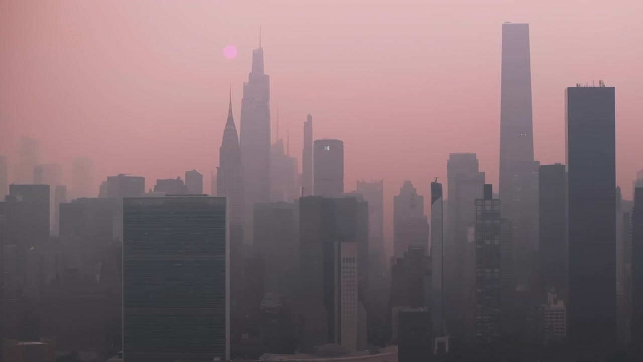 Vista aérea da cidade de Nova York coberta por fumaça de incêndios florestais canadenses. Filmado durante o verão de 2026.