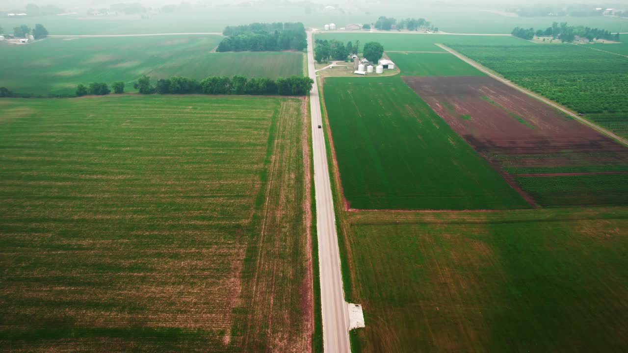 Magnifica vista aerea di un'auto che guida su una strada di campagna.