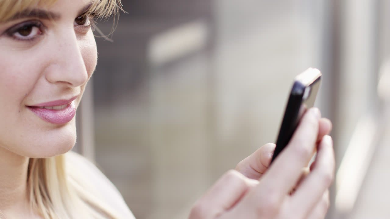 터치 스크린 태블릿 스마트폰 장치를 사용하는 클로즈업 여성 손