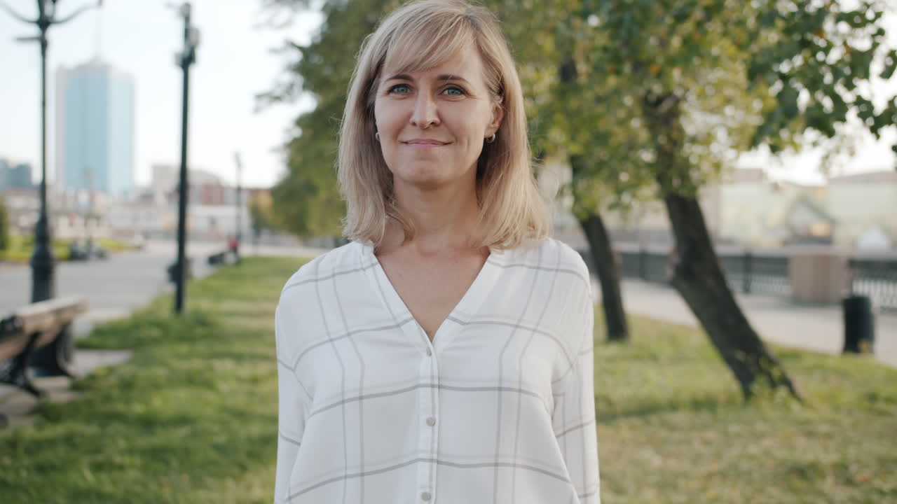 mujer expresando su desaprobación