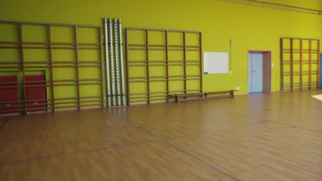 Blick-Auf-Eine-Sporthalle-In-Der-Schule