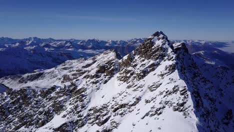 picos alpinos en invierno