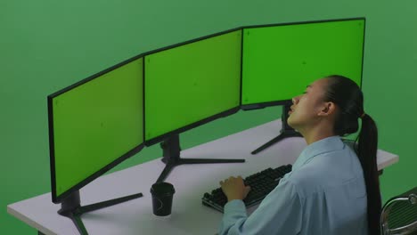 persona que trabaja en una configuración de triple monitor