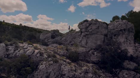 ciclista bebe en la cima de una montaña