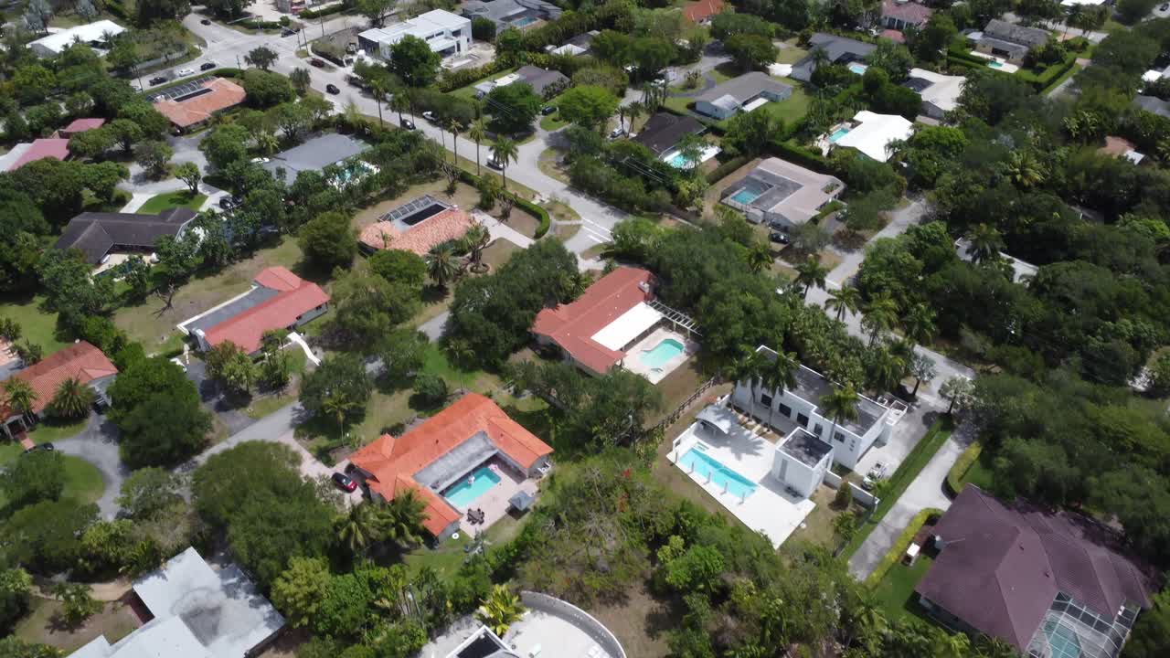 revelación de inclinación aérea de un suburbio tropical con muchas piscinas