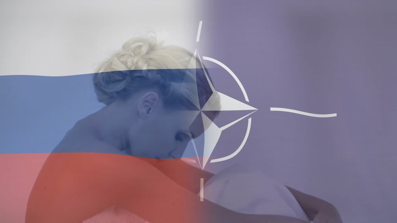 Kvinde læner sig ind til mand, der krammer; delt skærm viser flag og stjernemblem, der symboliserer diplomatisk enhed.