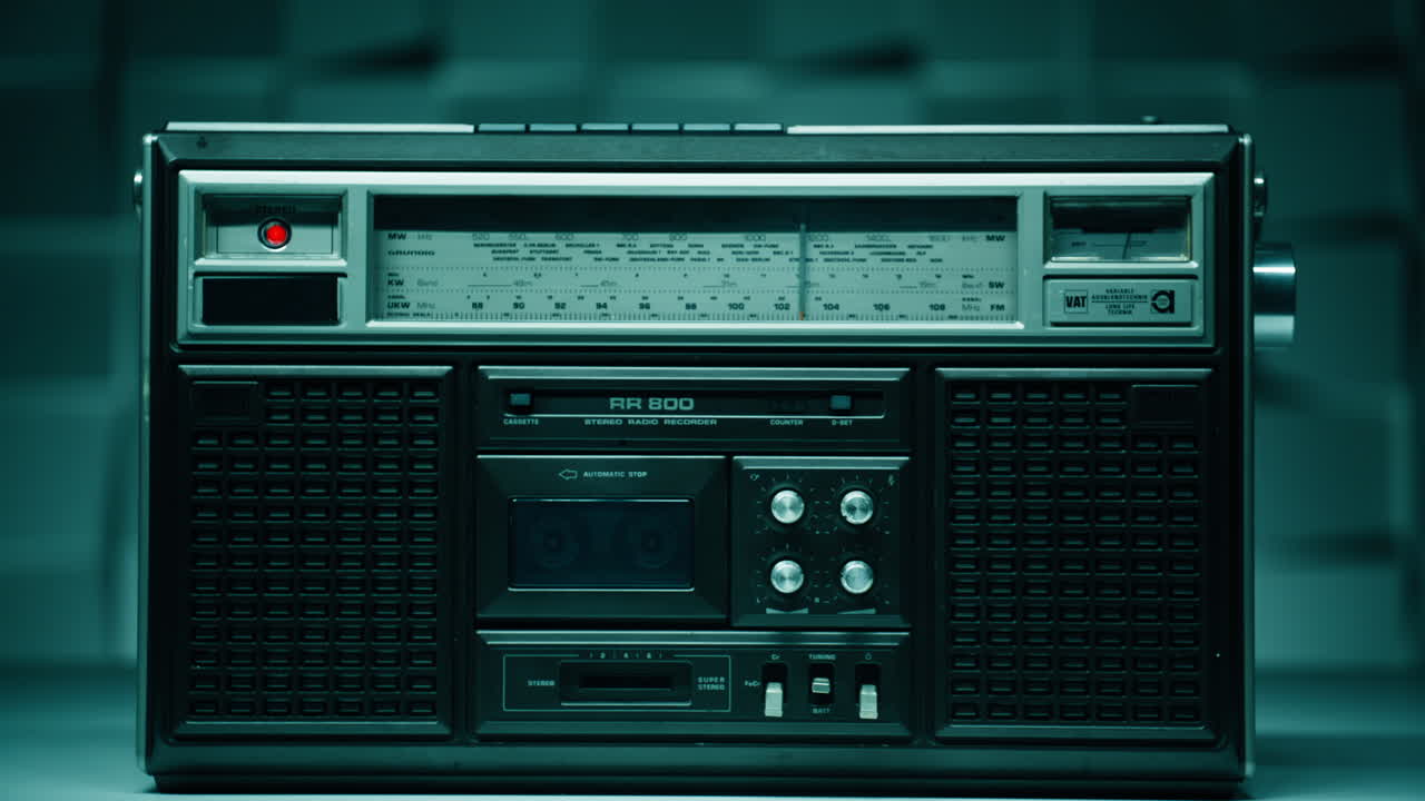 Radio a cassette vintage in primo piano in un moderno studio. Concetto di atmosfera audio