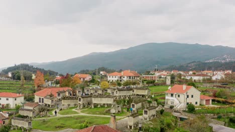 Soajo-Dorf:-Alto-Minho-Nördlich-Von-Portugal,-Alte-Getreidespeicher-In-Ländlicher-Landschaft