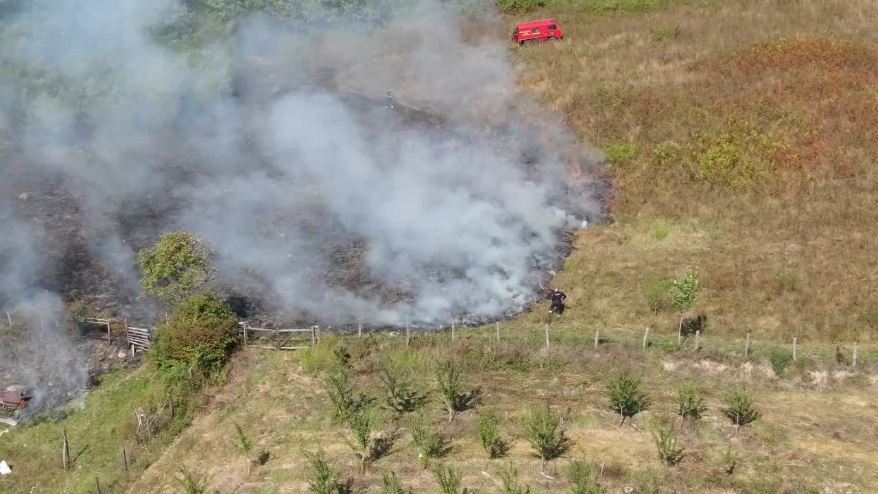 bombero en el incendio del prado. metraje aéreo