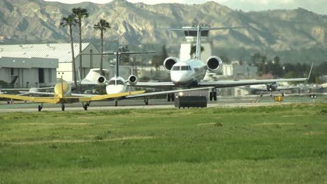 Flugzeug-Rollt-Zur-Start--Und-Landebahn-Für-Den-Abflug