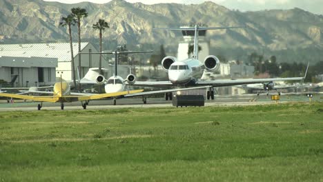 aeronave rodando a la pista para la salida