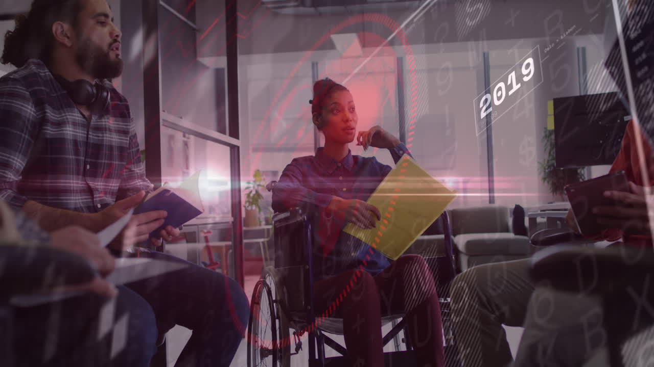 animación del procesamiento de datos financieros sobre diversas personas de negocios en la oficina