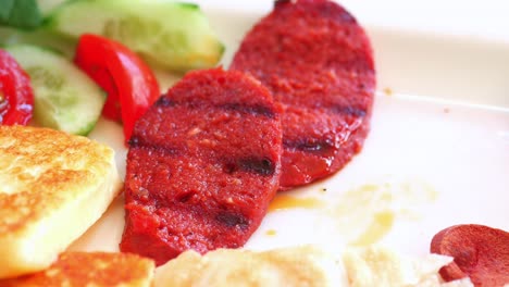 desayuno turco con sucuk y queso