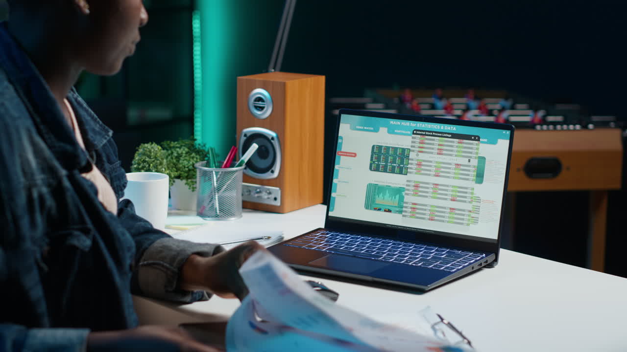 mujer que trabaja en datos financieros en el hogar