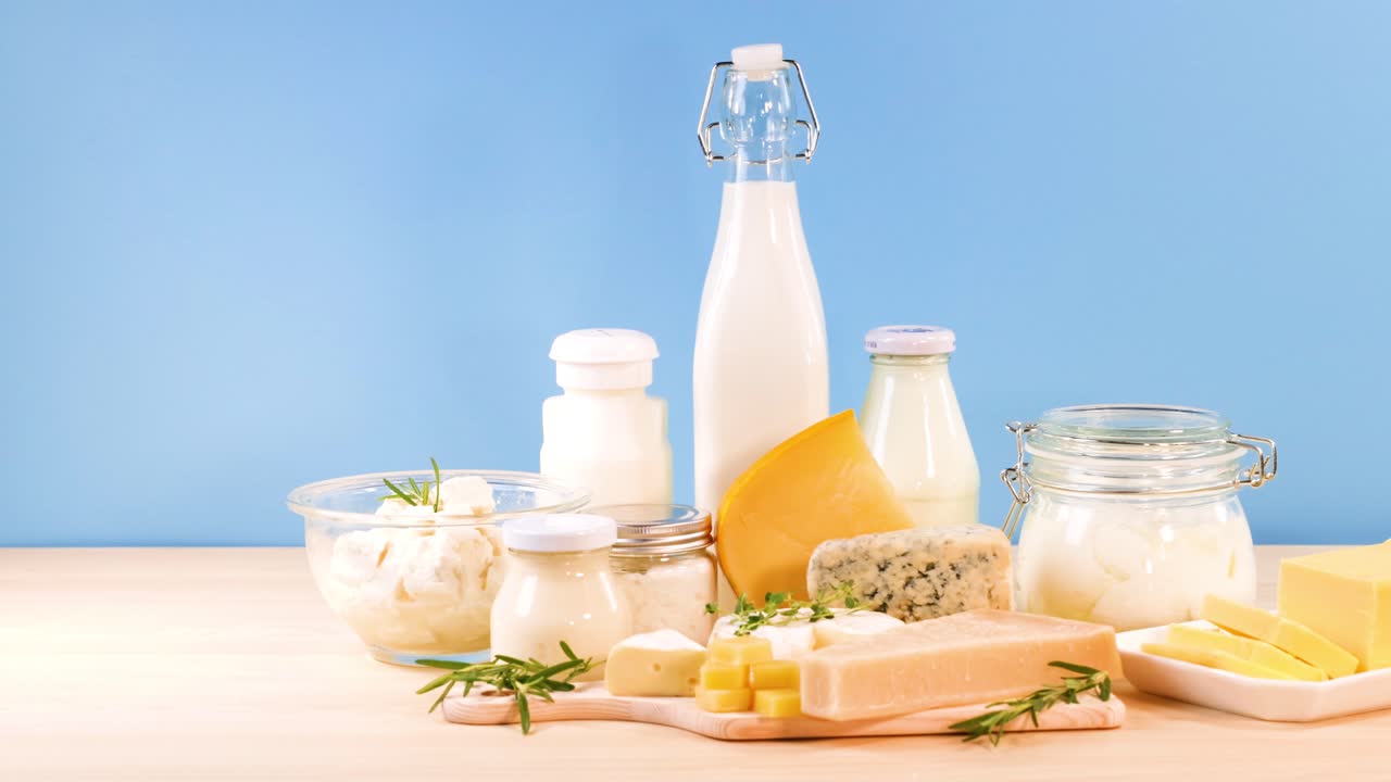 Produits laitiers variés présentés sur une surface en bois
