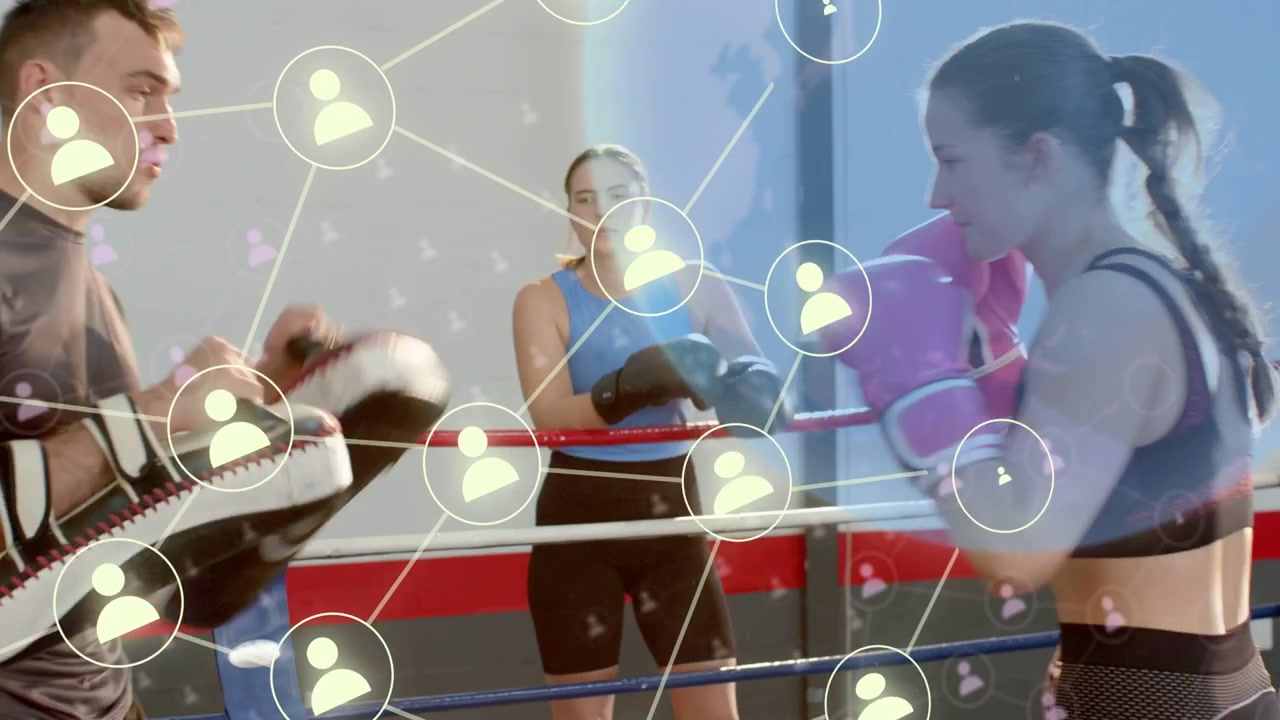 Pugilessa che alza i guantoni, sferrando jab sui focus mitt dell'allenatore sul ring, con un overlay fitness che si intensifica