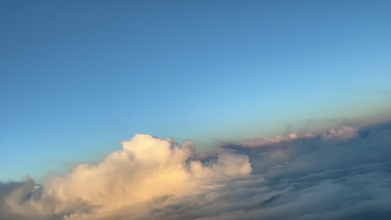 오른쪽 회전 중 해가 뜨자마자 실제 비행에서 조종사들에 의해 볼 수 있는 황금색 구름