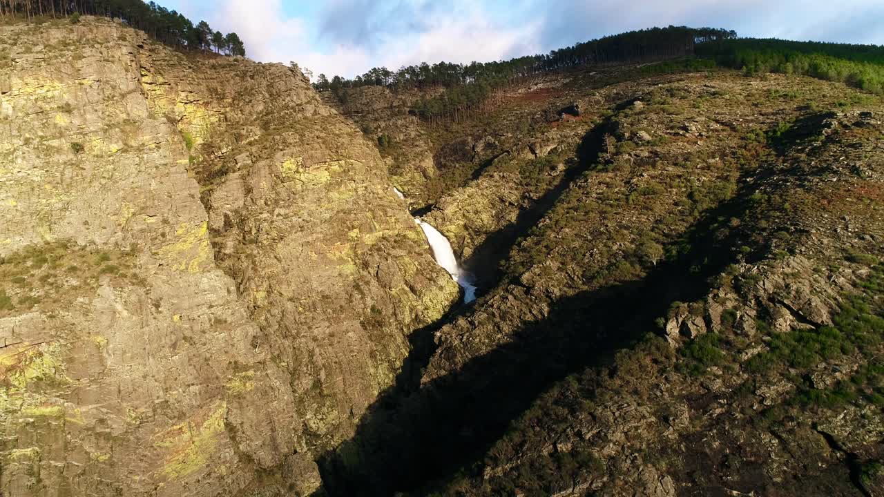 Una cascata tropicale in un canyon di montagna