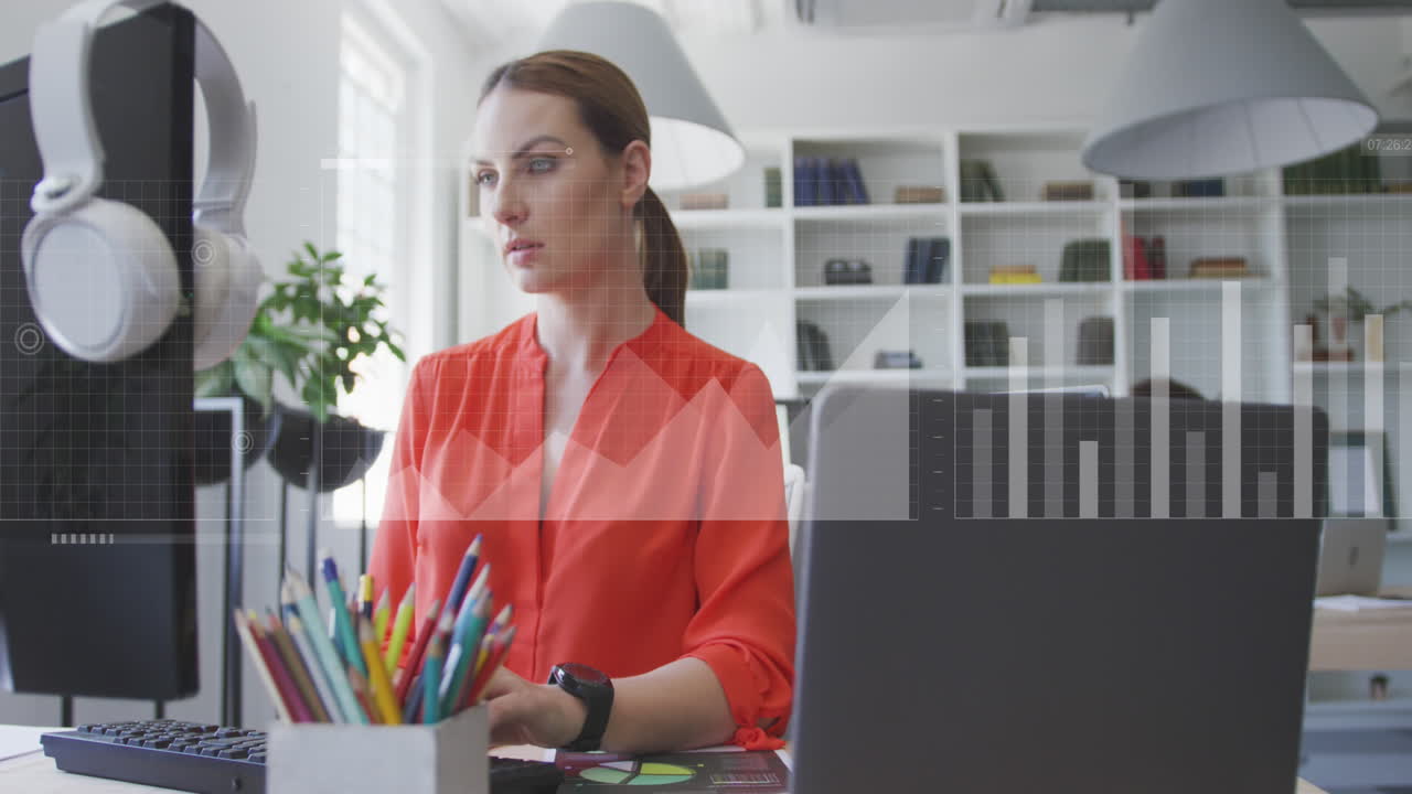animación de gráficos, barra de carga, mapa sobre mujer caucásica trabajando en el escritorio en la oficina