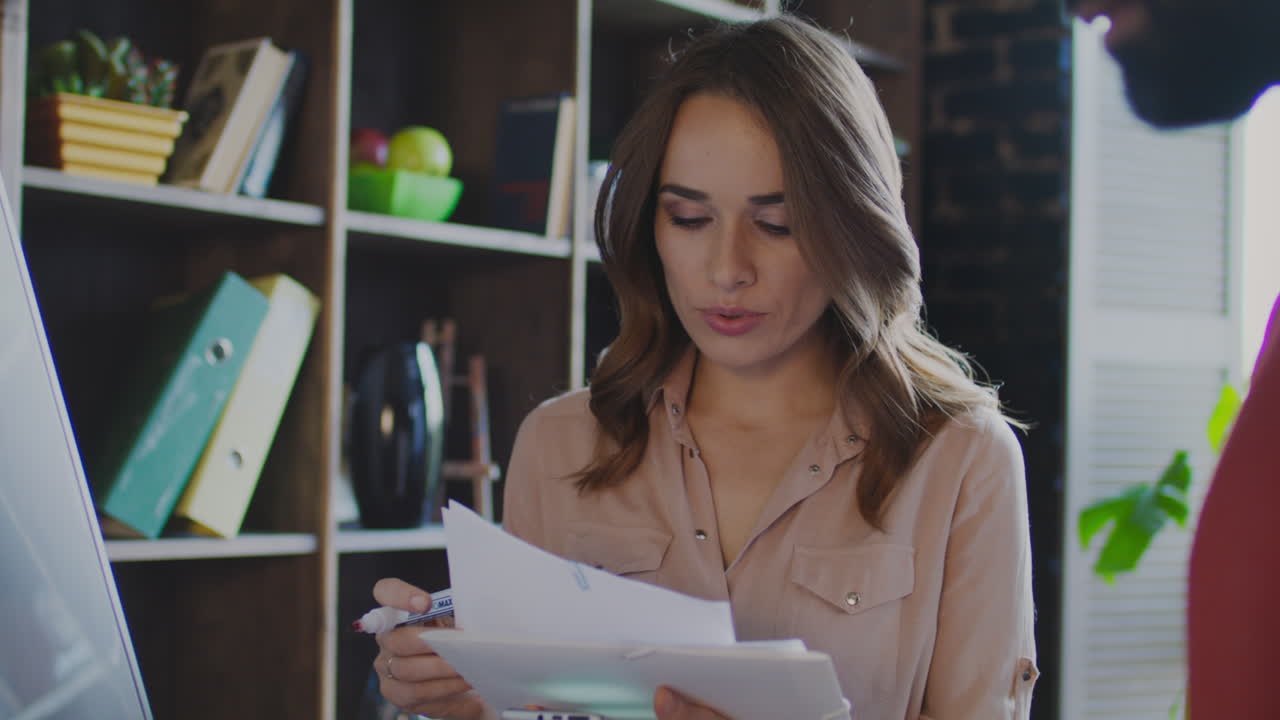 mujer de negocios sonriente discutiendo el plan de negocios en la junta de planificación con un colega