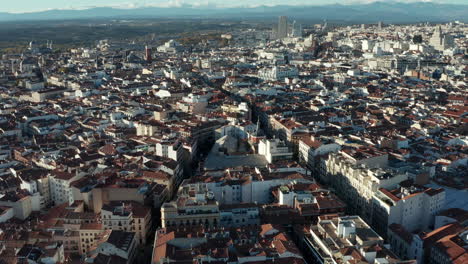 überfliegen-Altstadt-Mit-Sehenswürdigkeiten.-Luftpanoramaaufnahme-Einer-Großstadt,-Die-Von-Heller-Nachmittagssonne-Beleuchtet-Wird.