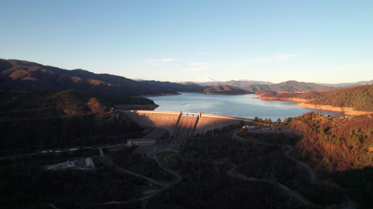 Ripresa aerea 4K di una diga idroelettrica nell'idilliaca natura selvaggia della California.