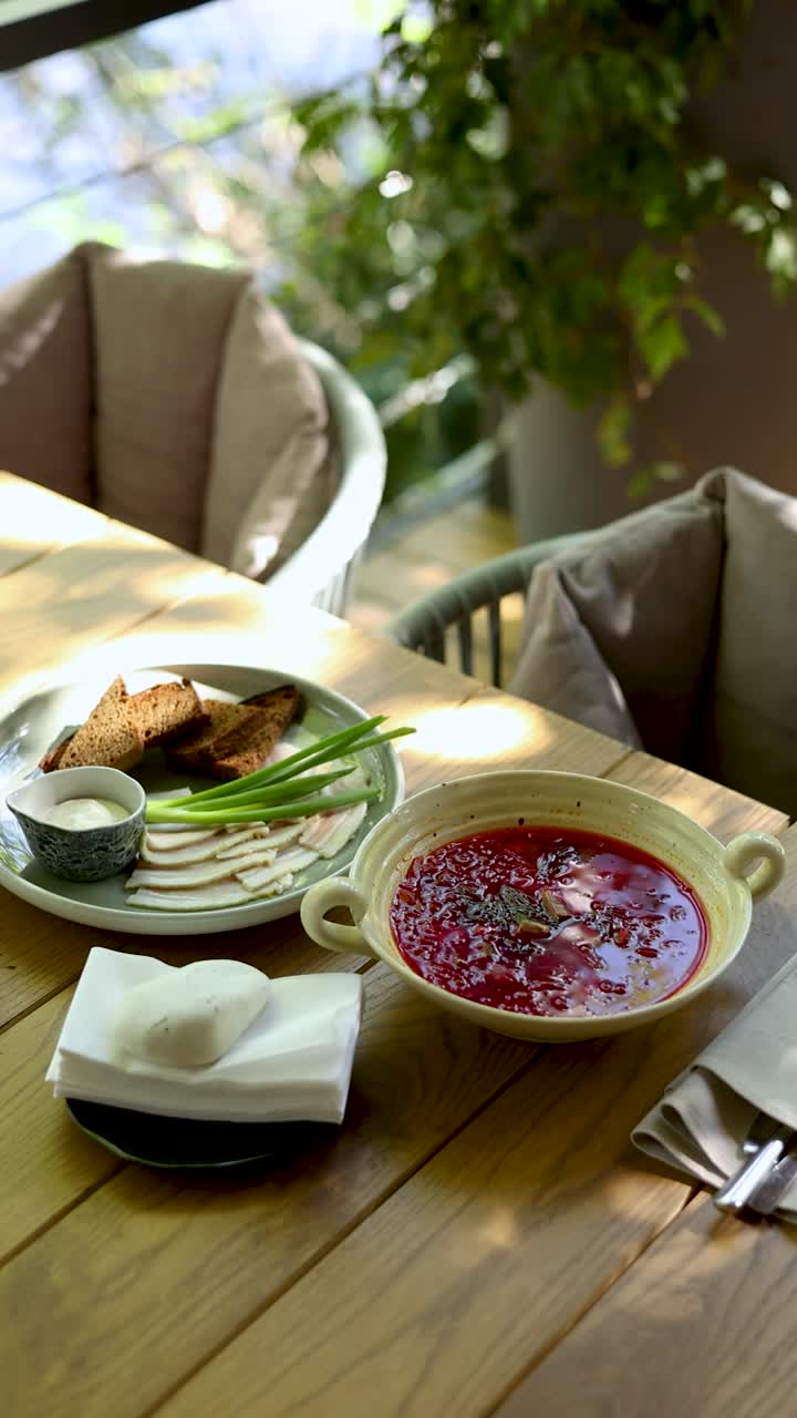 시골 야외 식사 경험과 보르슈트 및 식초