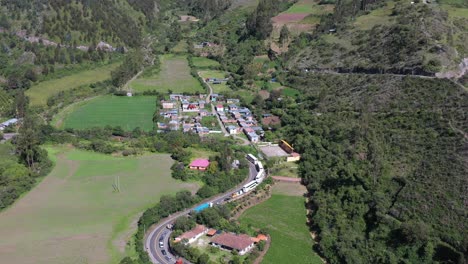 Tráfico-Por-Carretera-En-Valle-Apurimac,-Perú-Drone-Uhd