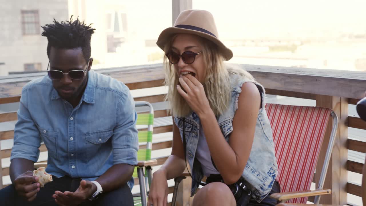 amigos adultos jóvenes pasando el rato en un techo