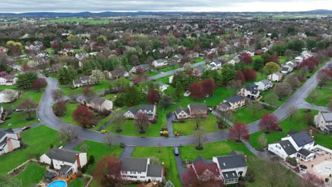 Vista-Aérea-De-Casas-Residenciales-En-La-Temporada-De-Primavera