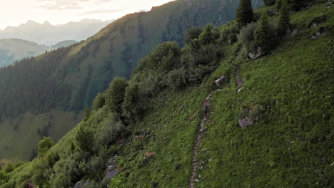 Vista-De-Pájaro-Del-Caminante-Solitario-Caminando-Por-El-Sendero-De-La-Montaña-Al-Amanecer