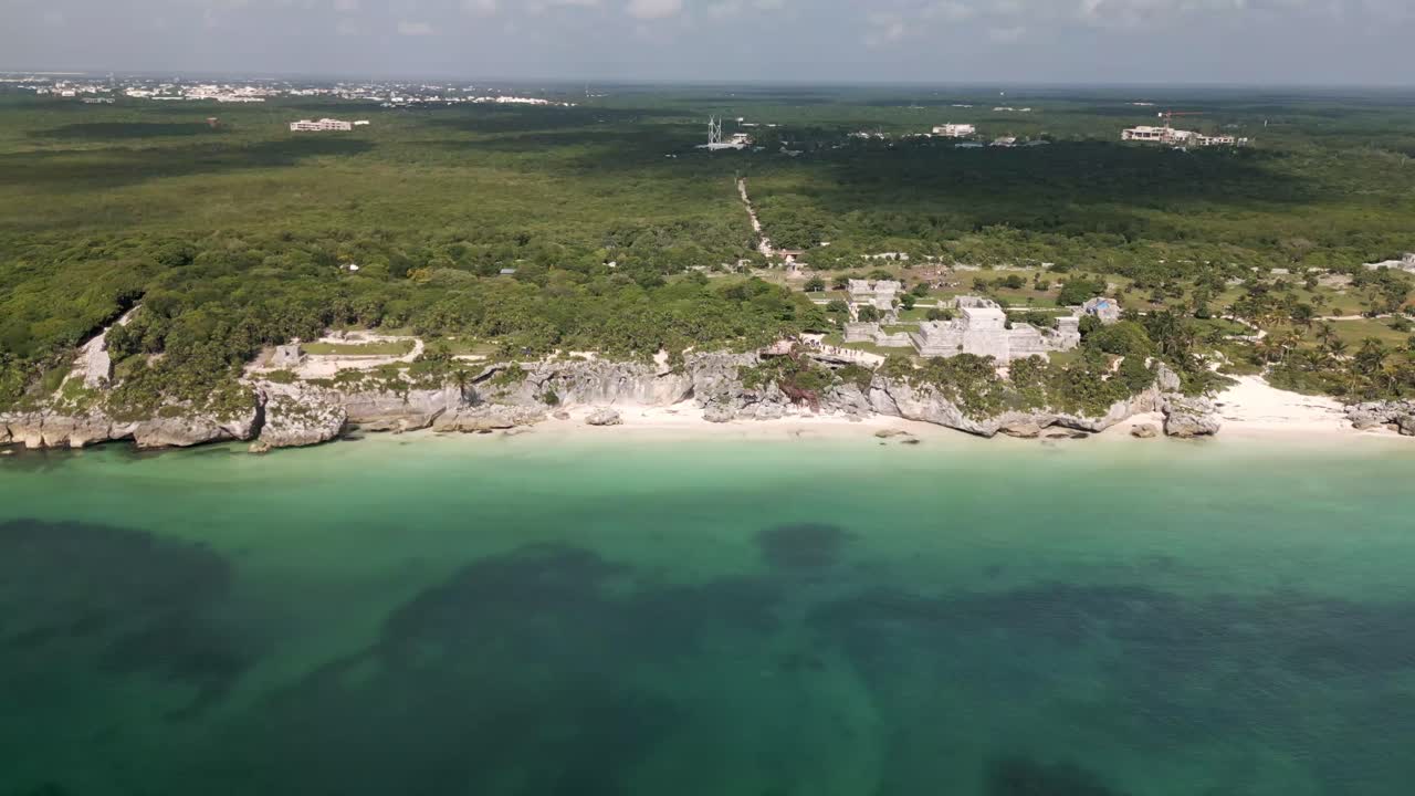 drones vuelan sobre las ruinas mayas sitio histórico de la antigua civilización en méxico tulum mar caribe océano