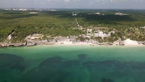 Drone-Vuela-Sobre-Ruinas-Mayas-Sitio-Histórico-De-Civilización-Antigua-En-México-Tulum-Mar-Caribe-Océano