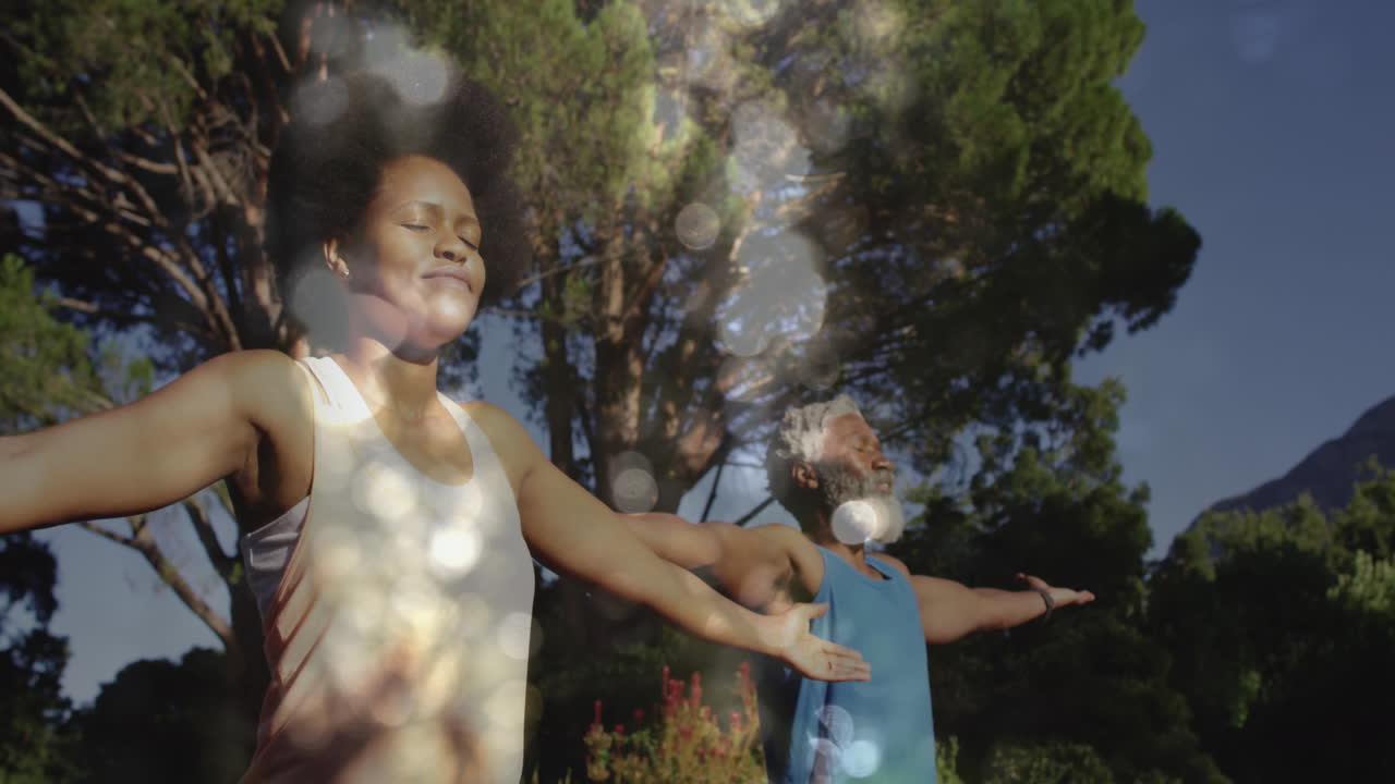 animación de puntos de luz sobre una pareja afroamericana haciendo yoga, estiramiento, cámara lenta