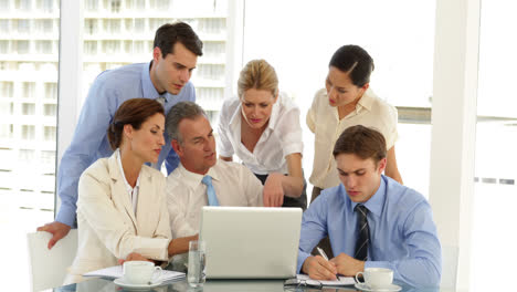 equipo de negocios feliz trabajando frente a la computadora portátil