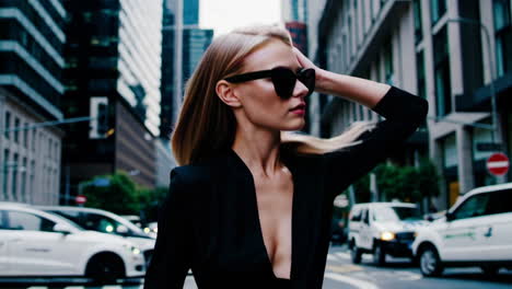 mujer elegante en un paisaje urbano