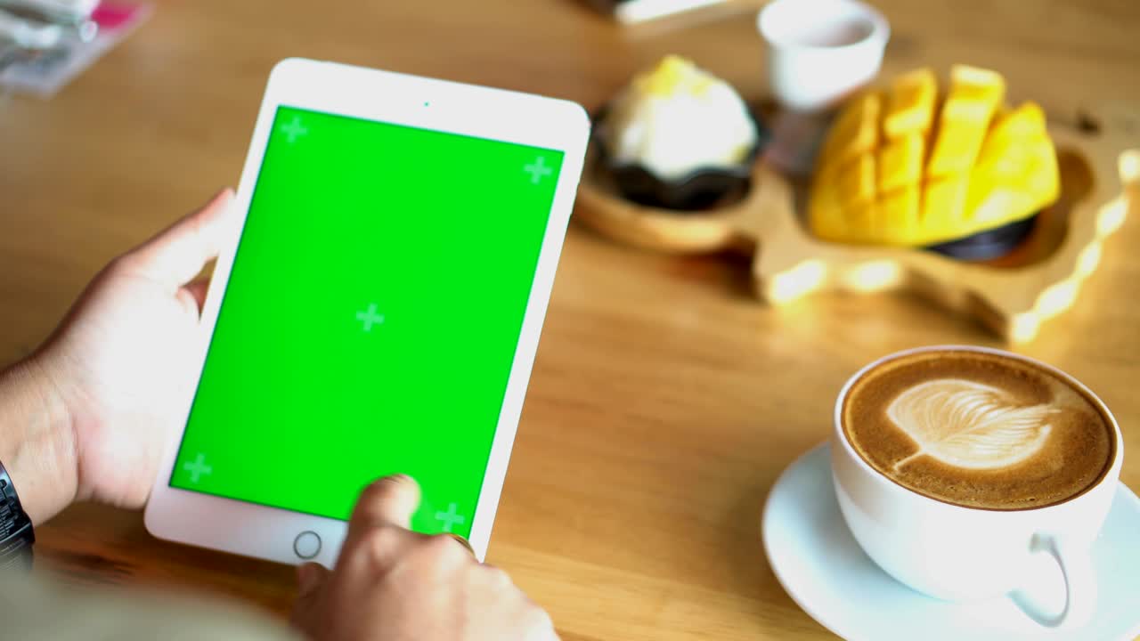 manos usando un teléfono inteligente con pantalla verde